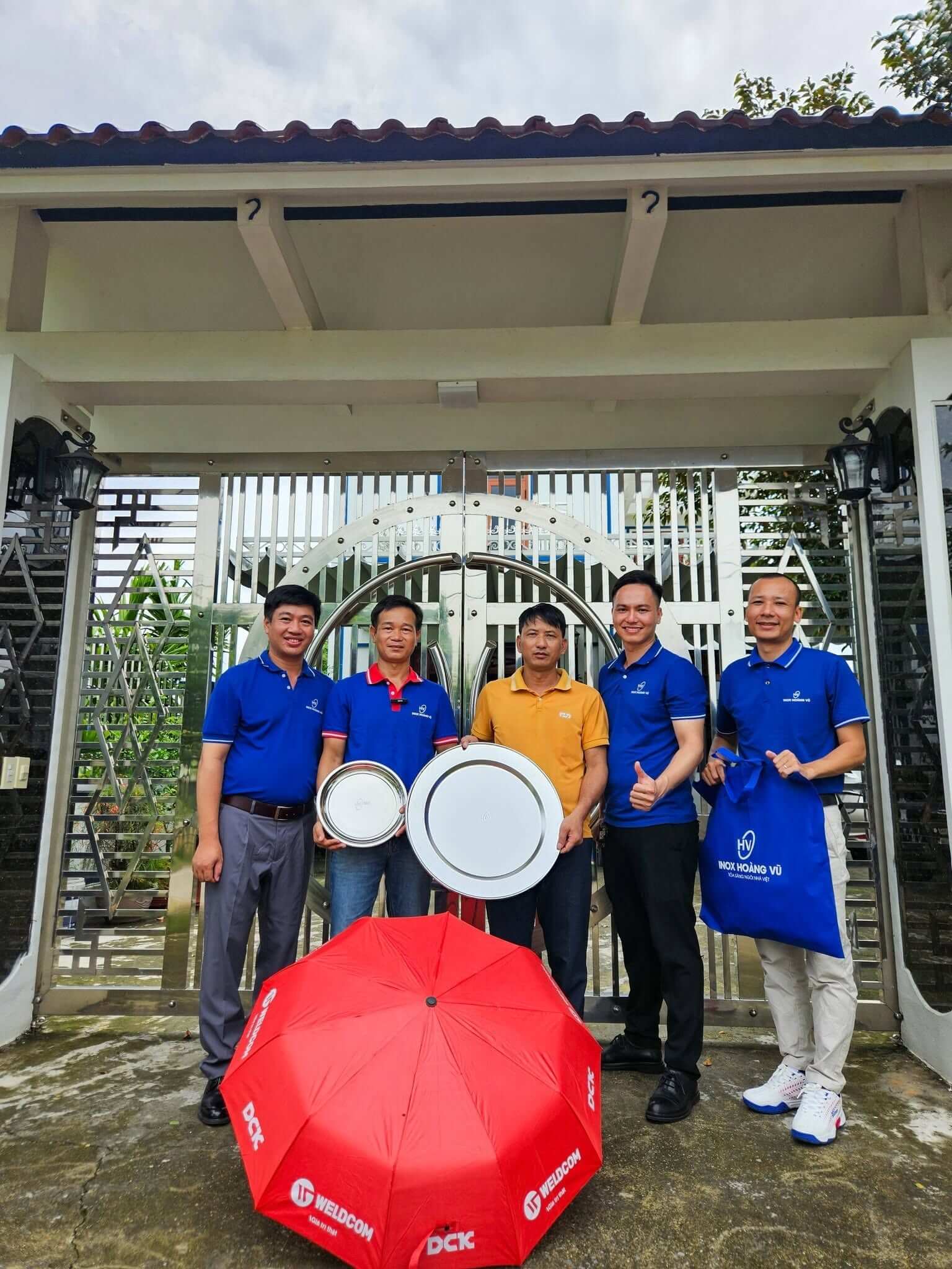 BAN CÔNG INOX – KHI NHỮNG ĐÓA HOA NỞ TRÊN THÉP TRẮNG