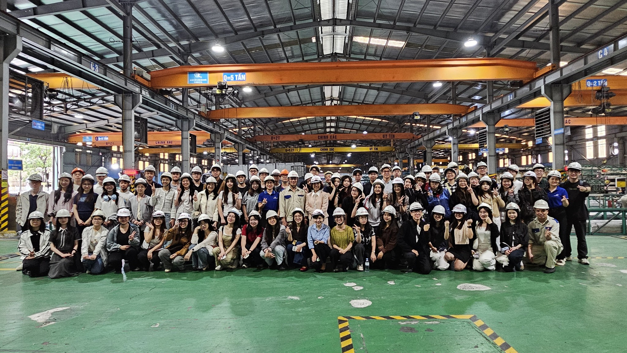 ĐÓN TIẾP ĐOÀN SINH VIÊN ĐẠI HỌC NGOẠI THƯƠNG THAM QUAN THỰC TẾ