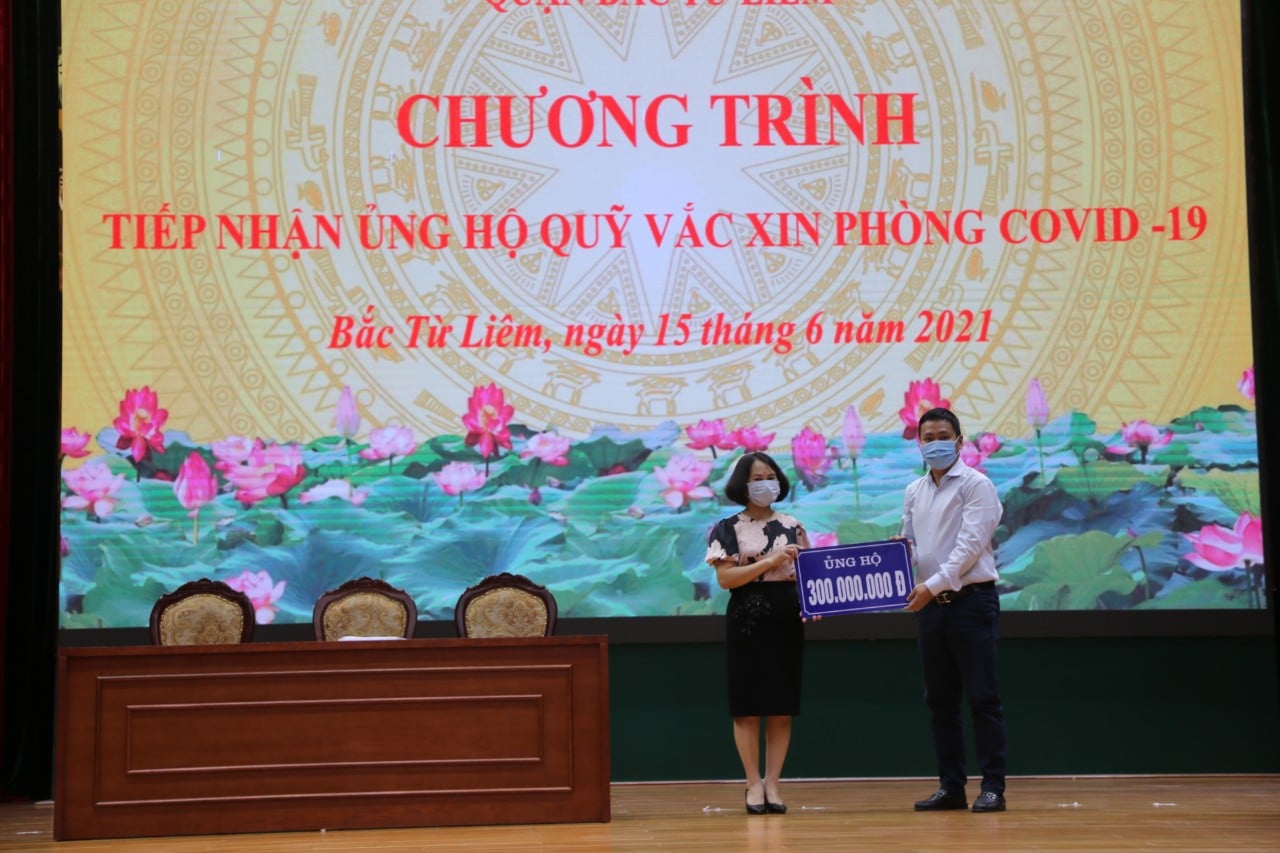 TRAO KINH PHÍ 500 TRIỆU ĐỒNG HỖ TRỢ QUỸ MUA VẮC XIN PHÒNG COVID-19